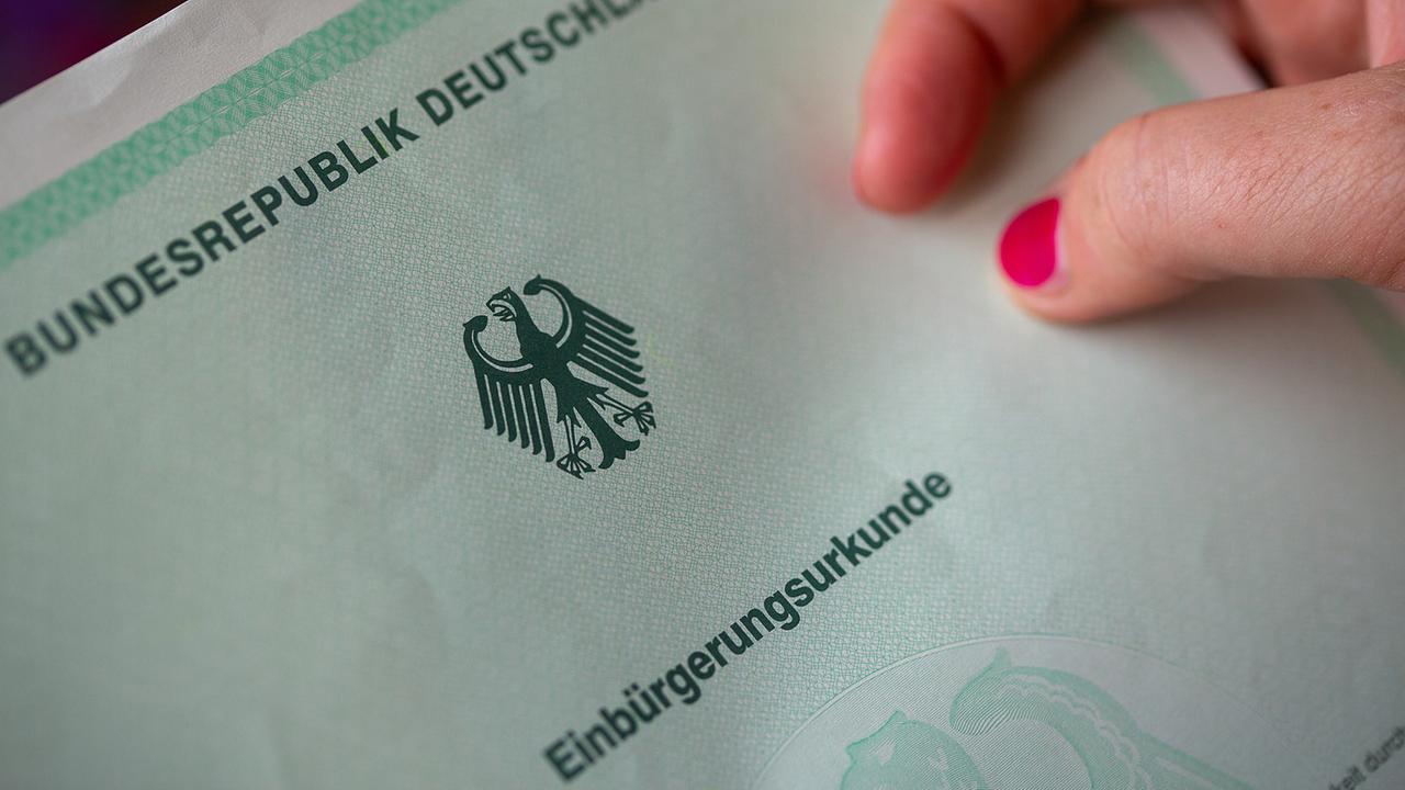 Kabinett beschließt schnellere Einbürgerungen | tagesschau.de